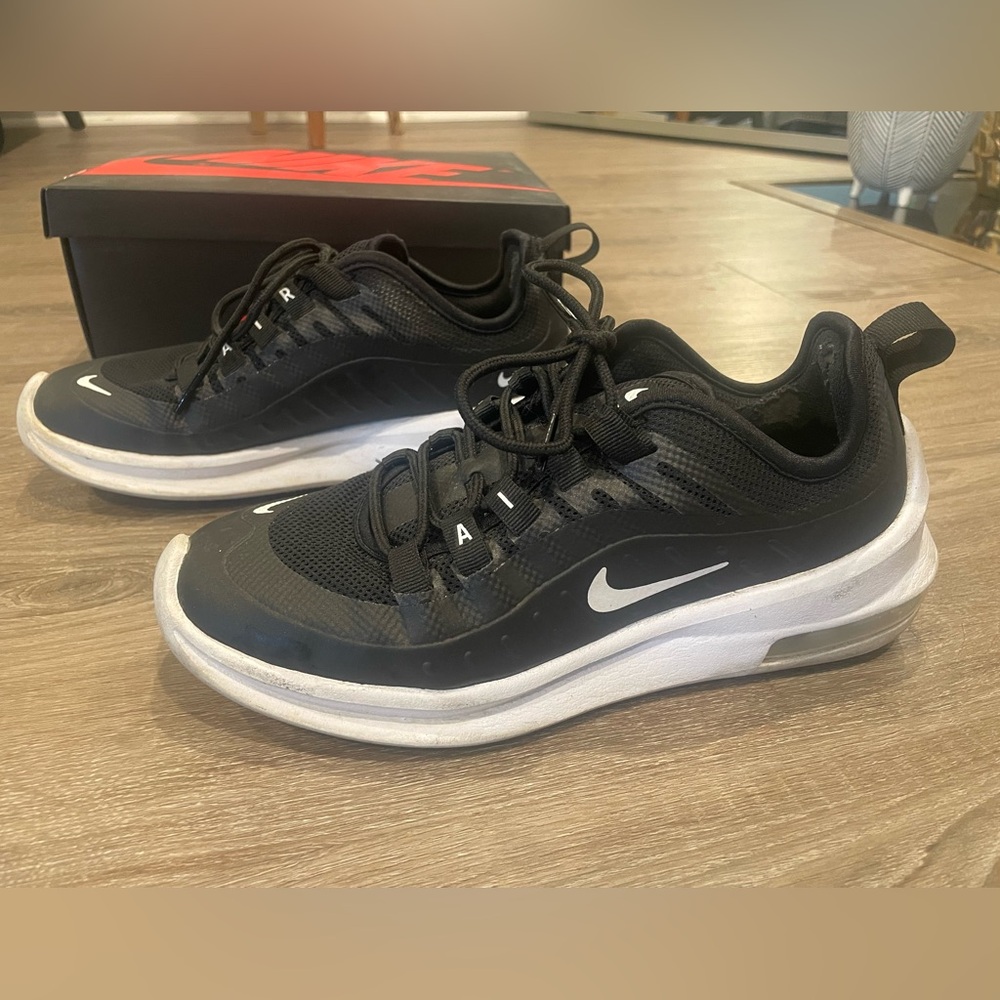 Nike Airmax Axis Black - Size 6.5 Women’s